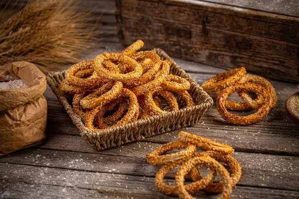 Pretzels redondos com sementes de sésamo Imagens De Bancos De Imagens Sem Royalties