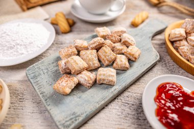 Tahtadaki pudra şekerli kurabiyeler. Kapatın.