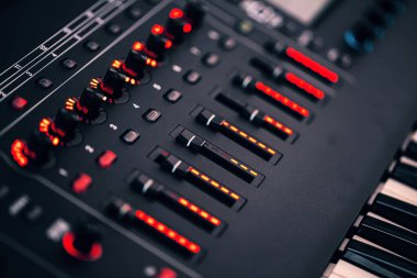 Elektronik bir sentezleyicinin ayrıntıları.