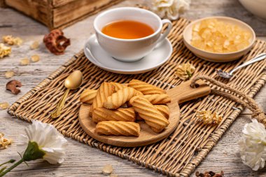 Kısa ekmek, tereyağlı kurabiye ve bir fincan çay.