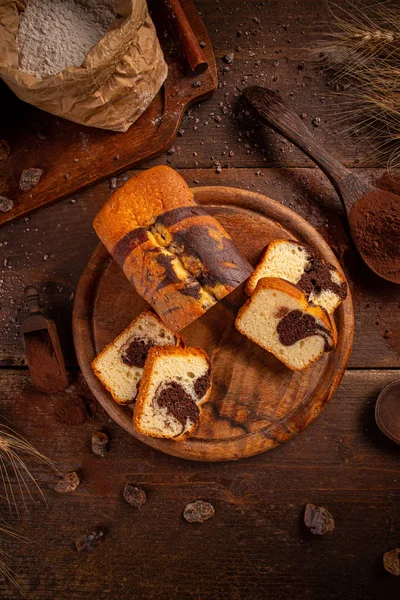Sabroso Pastel Pan Mármol Con Cacao Tabla Madera Puesta Plana —  Fotos de Stock