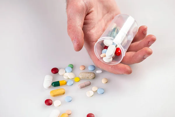 Mann hält Tabletten in der Hand — Stockfoto