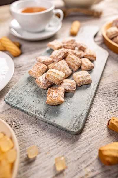 Galletas rociadas con azúcar en polvo — Foto de Stock