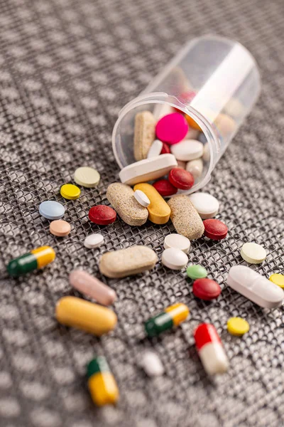 Капсула разных таблеток — стоковое фото