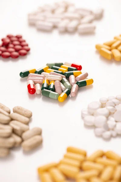 Comprimidos de medicina farmacêutica variados — Fotografia de Stock