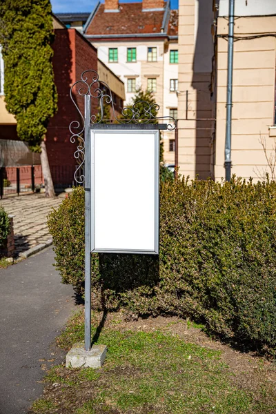 Пустой вертикальный уличный рекламный щит — стоковое фото