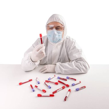 Koruyucu giysili adam.