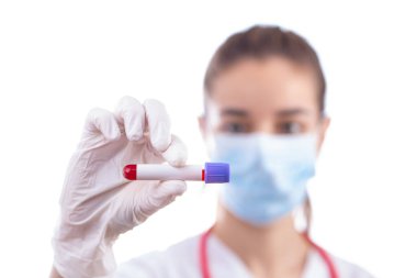 Hemşire deney tüpü tutuyor.