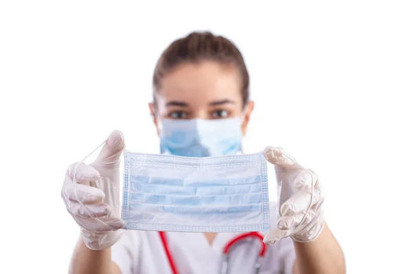 Médico femenino con máscara facial — Foto de Stock