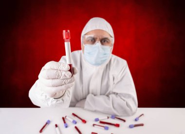 Test tüpü tutan laboratuvar çalışanı.