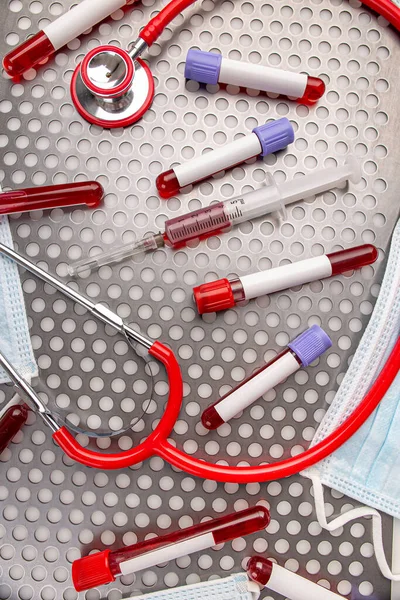 Amostra de sangue junto com seringa — Fotografia de Stock