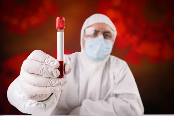 Cientista segurando tubo de ensaio — Fotografia de Stock