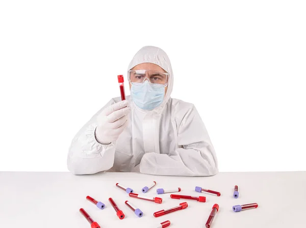 Técnico de laboratório com frasco para injetáveis de coleta de sangue — Fotografia de Stock