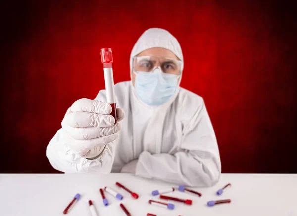 Laboratório segurando tubo de ensaio — Fotografia de Stock