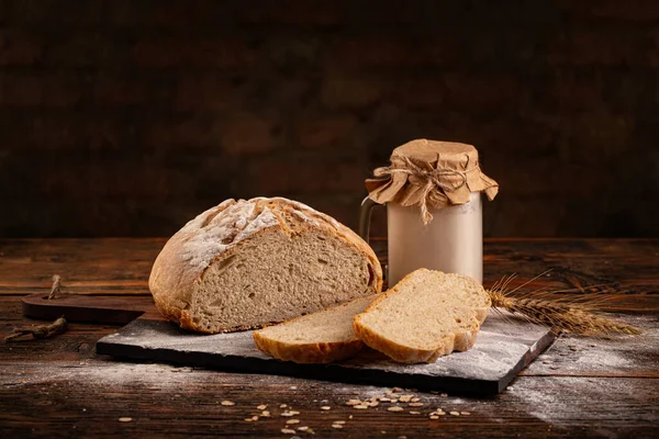 Domowej roboty chleb zakwaszony — Zdjęcie stockowe