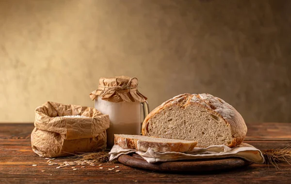 Traditionellt surdegsbröd — Stockfoto