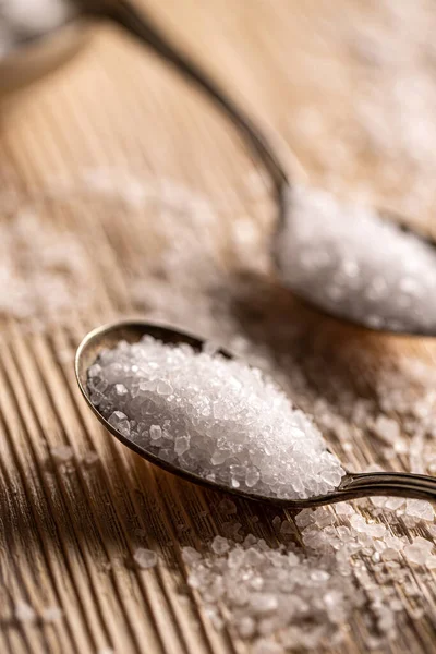 Sól biała w łyżce vintage — Zdjęcie stockowe