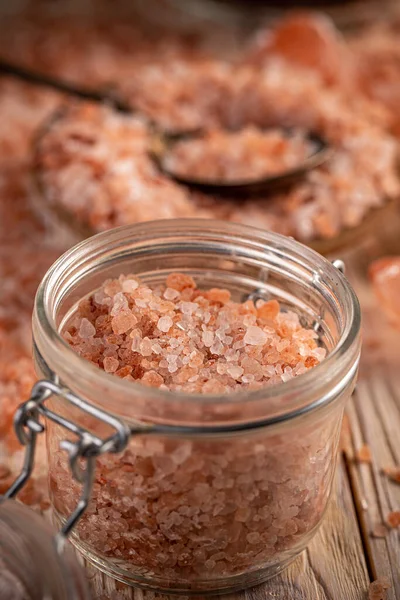 Słoik z różowej soli himalajskiej — Zdjęcie stockowe