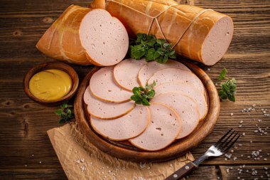 Kesme tahtasında soğuk et