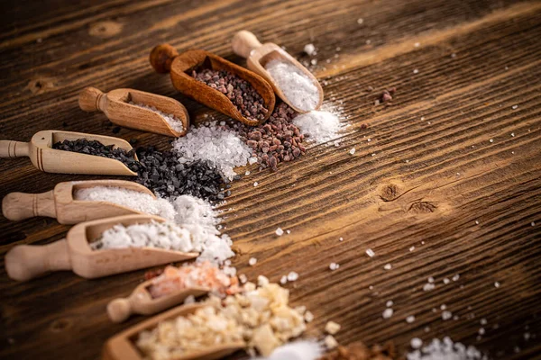 Cristales Sal Cocina Cucharada Sobre Fondo Madera —  Fotos de Stock