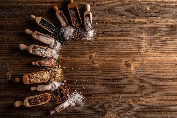 Blandning Olika Salttyper Rustik Trä Bakgrund — Stockfoto