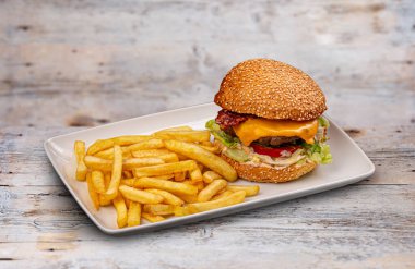 Hamburger ve patates kızartması