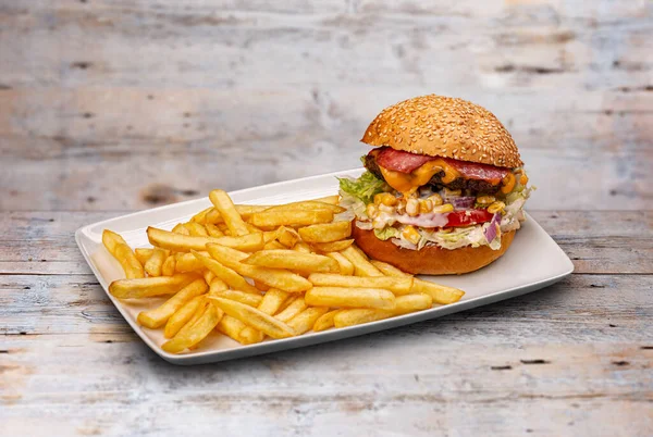 Hamburguesa grande con papas fritas —  Fotos de Stock