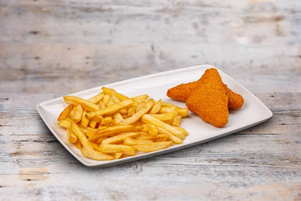 Stekt ost med pommes frites — Stockfoto