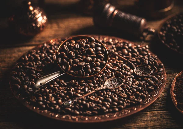Kávová zrna v měděném talíři — Stock fotografie