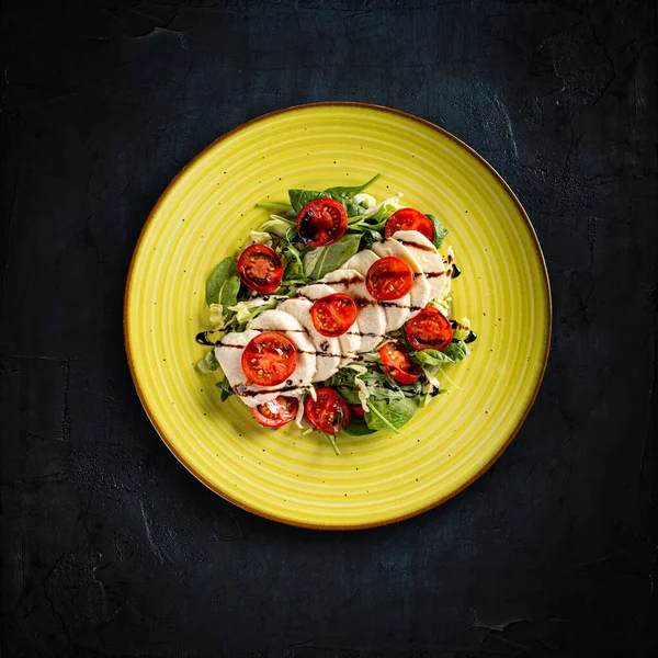 Nefis caprese salatası. — Stok fotoğraf