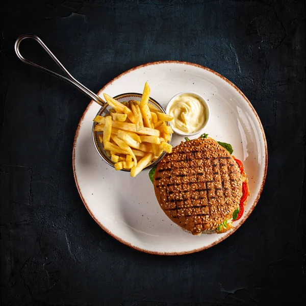 Hamburguesa grande con papas fritas — Foto de Stock
