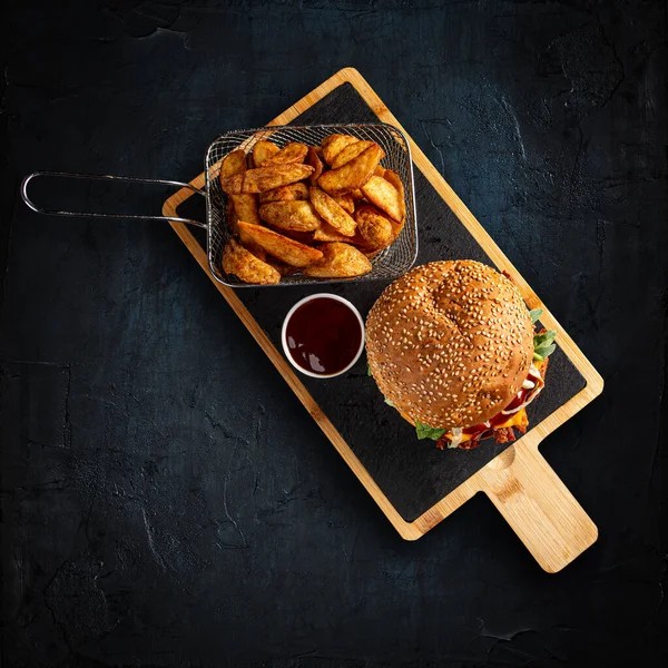 Sabrosa hamburguesa y papas doradas — Foto de Stock