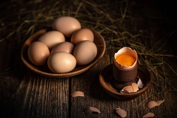 Цілі і зламані сирі коричневі яйця — стокове фото