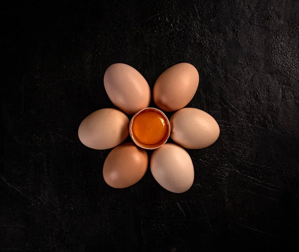 Плоский Шар Курячого Яйця Наполовину Розбитий Серед Інших Яєць Чорному — стокове фото