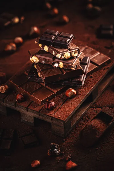 Pezzi di cioccolato con nocciola — Foto Stock