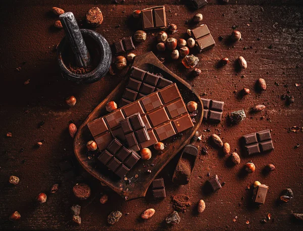 Polvo de cacao, frijoles y trozos de chocolate —  Fotos de Stock