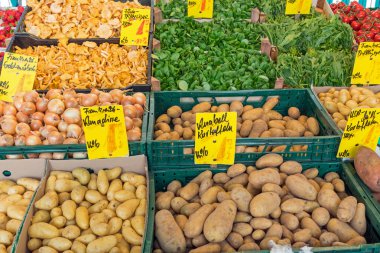 Patates ve diğer sebzeler bir Pazar