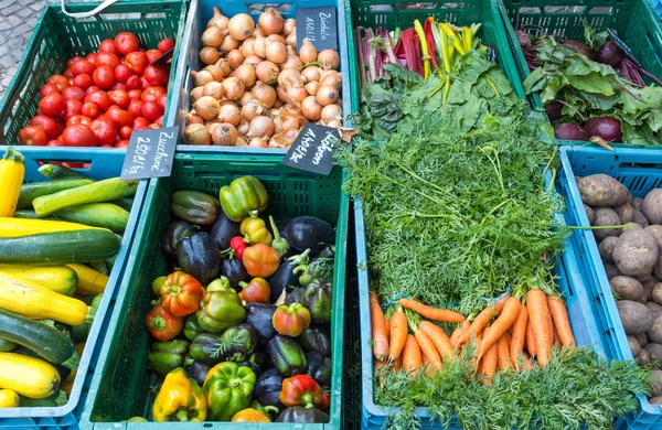 Warzywa i sałatki na rynku — Zdjęcie stockowe
