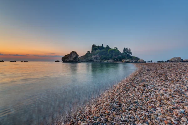 Isola Bella v Taormině při východu slunce — Stock fotografie