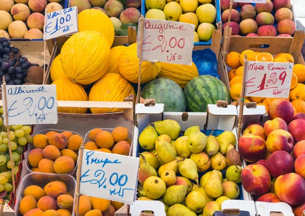 Variedad de frutas vistas en un mercado —  Fotos de Stock