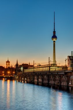 Berlin Spree Nehri gün batımında