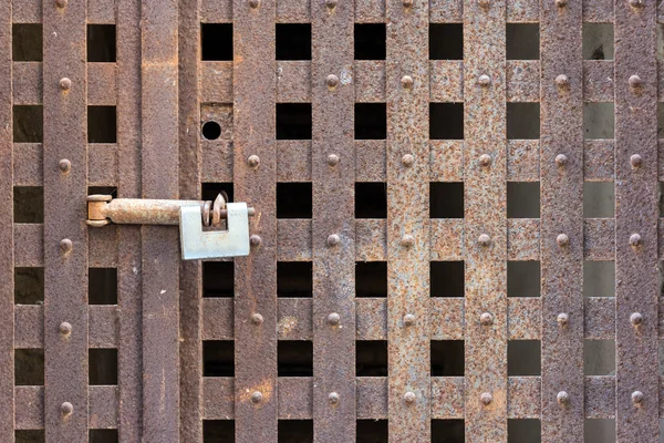 Candado en una puerta de hierro —  Fotos de Stock