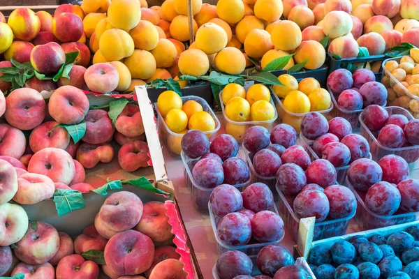 Peaches and plums for sale — Stock Photo, Image