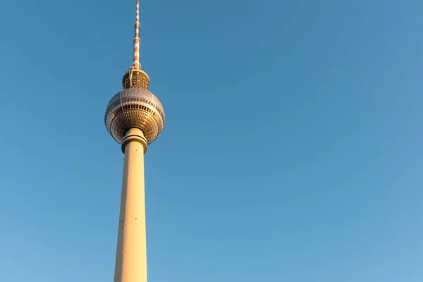 Wieża telewizyjna w Berlinie wieczorem — Zdjęcie stockowe