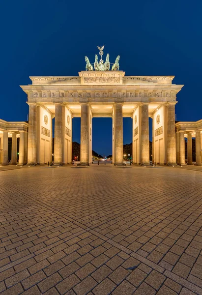 Brandenburger Tor v Berlíně v noci — Stock fotografie