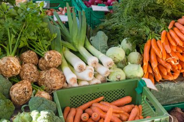 Satılık kutularındaki taze sebze