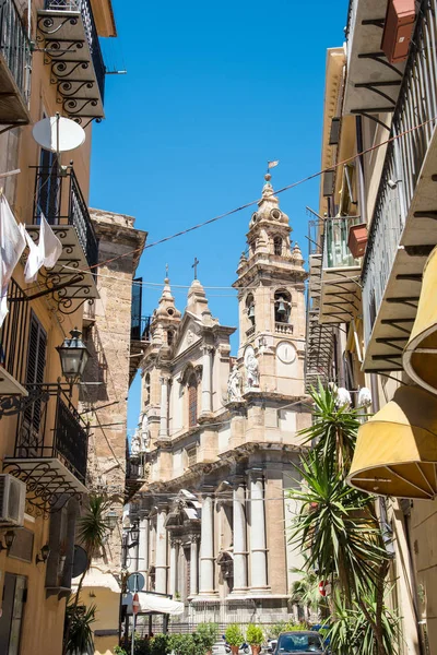 Calle e iglesia vistas en Palermo — Foto de Stock