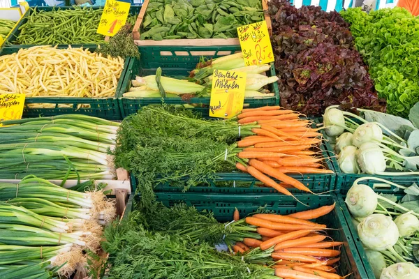 Taze sebzelerle market tezgahı — Stok fotoğraf