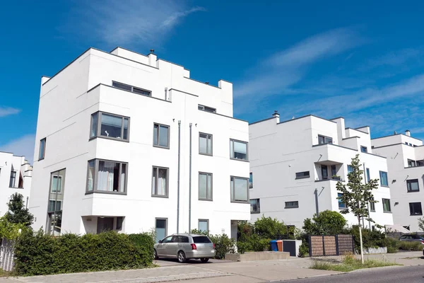 Berlin'de modern beyaz ikiz evler — Stok fotoğraf