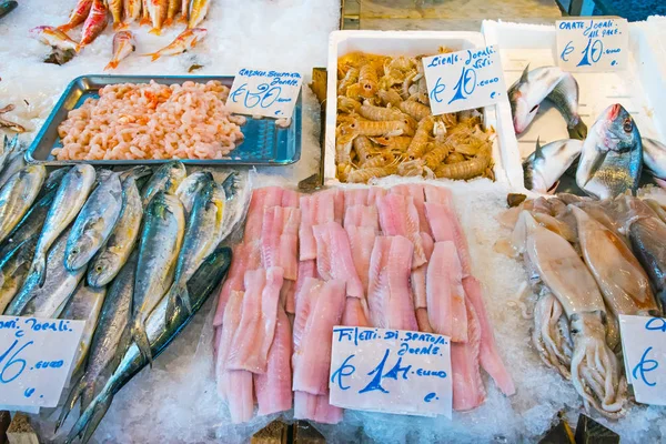 Pesce e frutti di mare in vendita — Foto Stock